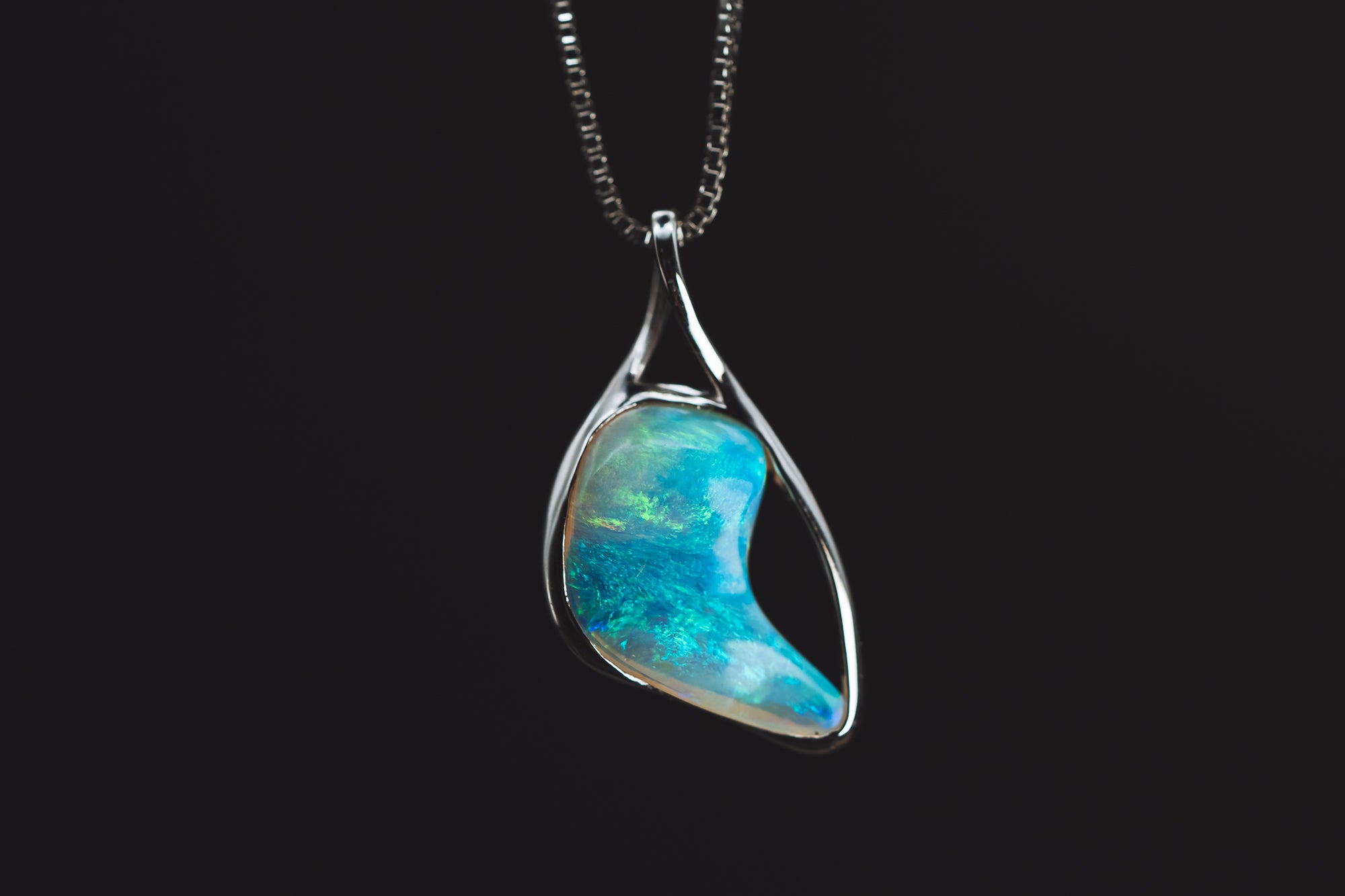 18k White Gold Opal Pendant