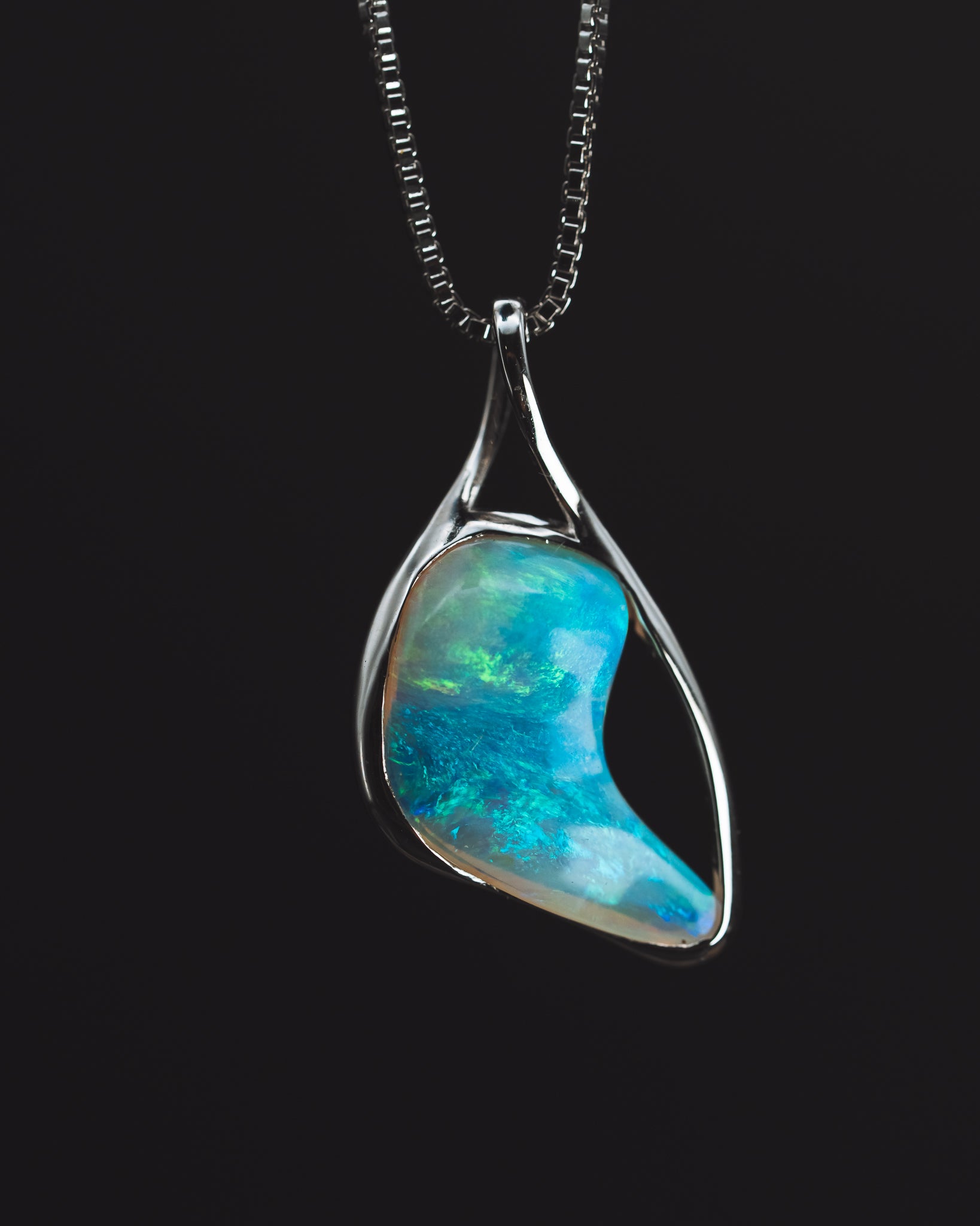 18k White Gold Opal Pendant